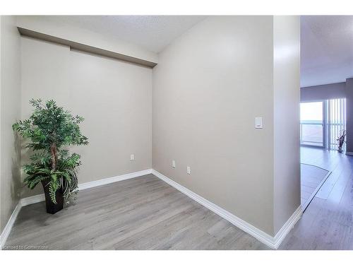 605-560 North Service Road, Grimsby, ON - Indoor Photo Showing Other Room