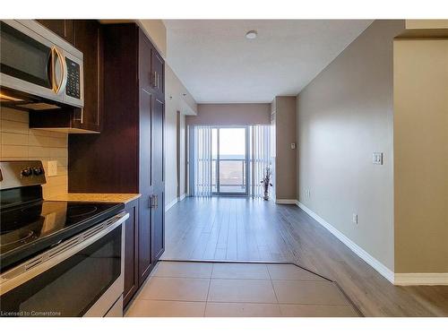 605-560 North Service Road, Grimsby, ON - Indoor Photo Showing Kitchen