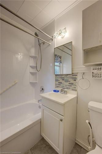 220 Mcanulty Boulevard, Hamilton, ON - Indoor Photo Showing Bathroom