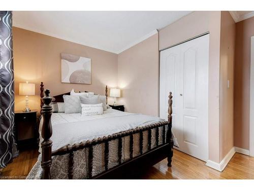 139 West 3Rd Street, Hamilton, ON - Indoor Photo Showing Bedroom