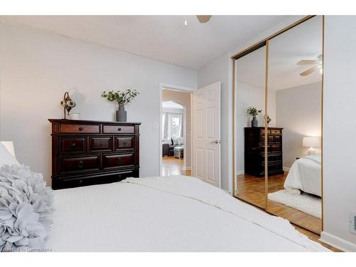 139 West 3Rd Street, Hamilton, ON - Indoor Photo Showing Bedroom