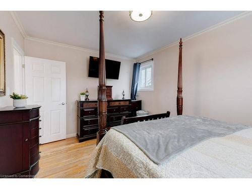 139 West 3Rd Street, Hamilton, ON - Indoor Photo Showing Bedroom