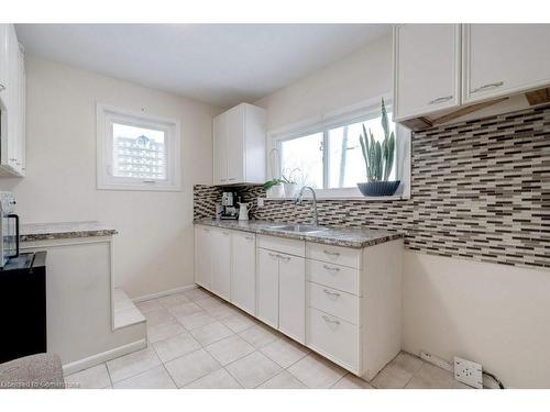 139 West 3Rd Street, Hamilton, ON - Indoor Photo Showing Kitchen