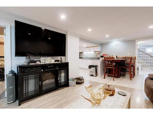 139 West 3Rd Street, Hamilton, ON - Indoor Photo Showing Living Room