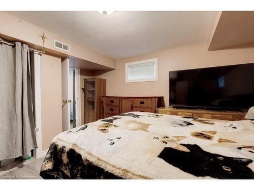 139 West 3Rd Street, Hamilton, ON - Indoor Photo Showing Bedroom