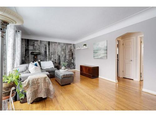 139 West 3Rd Street, Hamilton, ON - Indoor Photo Showing Living Room