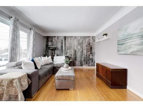 139 West 3Rd Street, Hamilton, ON - Indoor Photo Showing Living Room