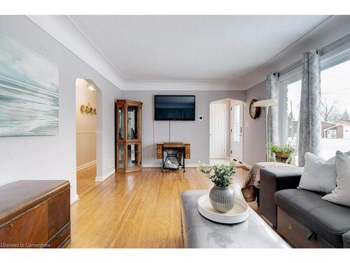 139 West 3Rd Street, Hamilton, ON - Indoor Photo Showing Living Room