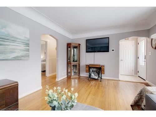 139 West 3Rd Street, Hamilton, ON - Indoor Photo Showing Living Room