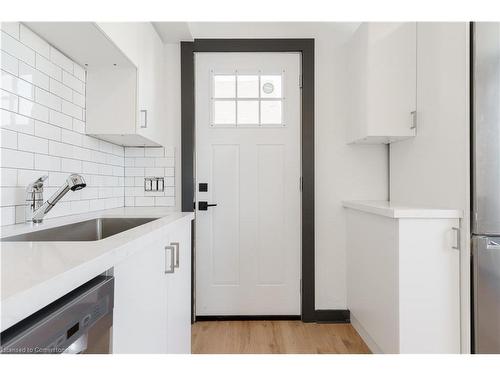 32 Britannia Avenue, Hamilton, ON - Indoor Photo Showing Kitchen With Upgraded Kitchen