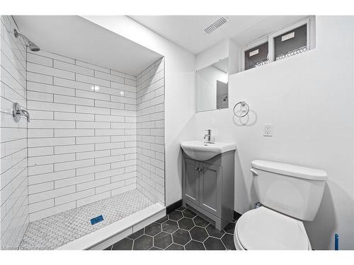 32 Britannia Avenue, Hamilton, ON - Indoor Photo Showing Bathroom