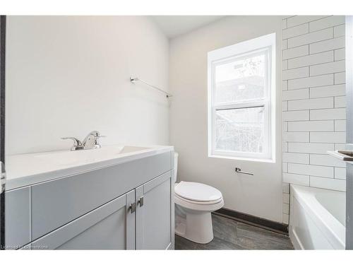 32 Britannia Avenue, Hamilton, ON - Indoor Photo Showing Bathroom