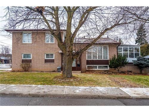 25 Blanche Court, Hamilton, ON - Indoor Photo Showing Living Room