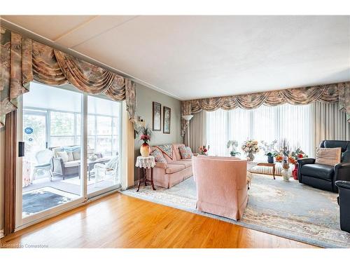 25 Blanche Court, Hamilton, ON - Indoor Photo Showing Living Room