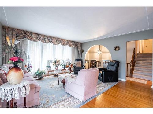 25 Blanche Court, Hamilton, ON - Indoor Photo Showing Living Room