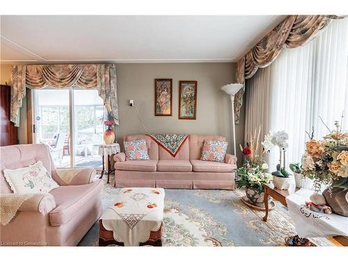 25 Blanche Court, Hamilton, ON - Indoor Photo Showing Living Room