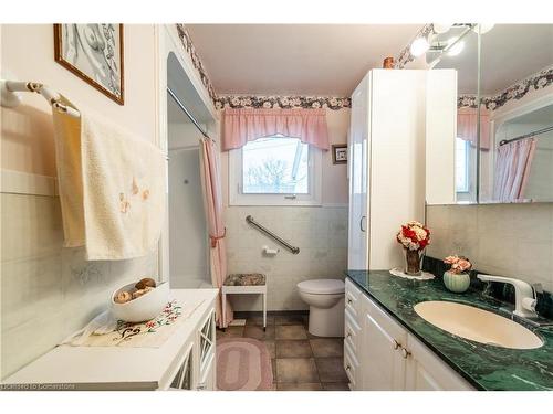 25 Blanche Court, Hamilton, ON - Indoor Photo Showing Bathroom