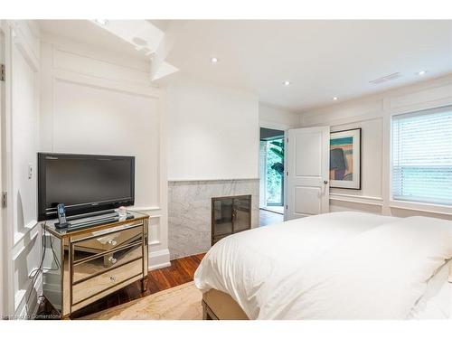 607 Edgewater Crescent, Burlington, ON - Indoor Photo Showing Bedroom