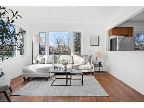 1053 Helena Street, Burlington, ON - Indoor Photo Showing Living Room