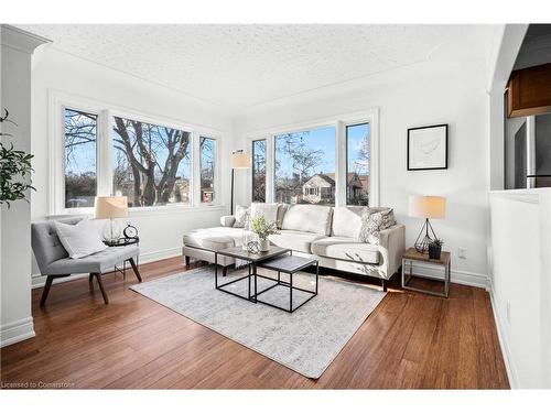 1053 Helena Street, Burlington, ON - Indoor Photo Showing Living Room