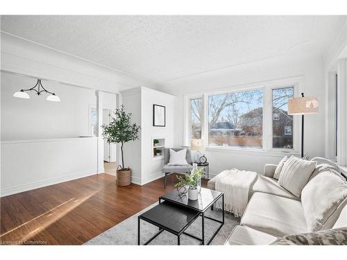 1053 Helena Street, Burlington, ON - Indoor Photo Showing Living Room