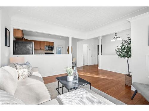 1053 Helena Street, Burlington, ON - Indoor Photo Showing Living Room