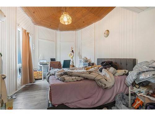 147 Elgin Street, Hamilton, ON - Indoor Photo Showing Bedroom