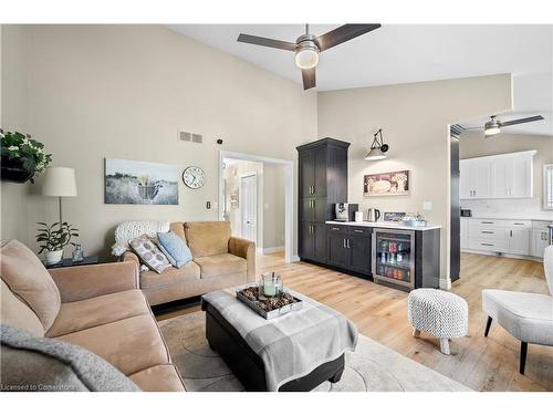 11616 Elizabeth Crescent, Wainfleet, ON - Indoor Photo Showing Living Room