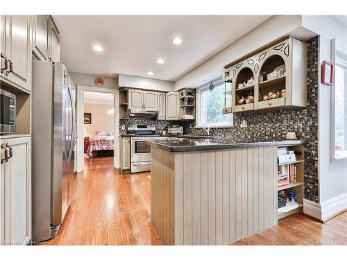 335 Carey Court, Oakville, ON - Indoor Photo Showing Kitchen