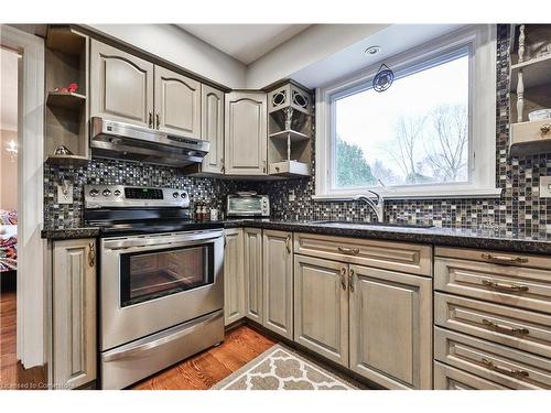 335 Carey Court, Oakville, ON - Indoor Photo Showing Kitchen