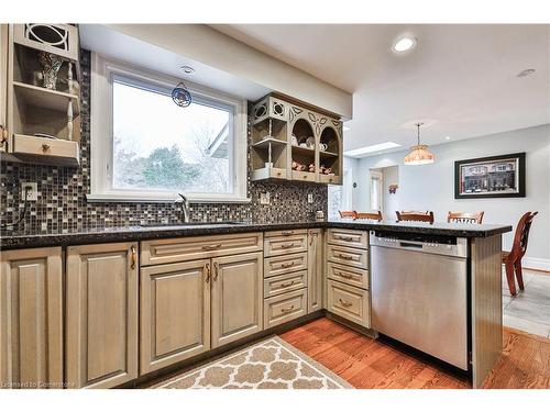 335 Carey Court, Oakville, ON - Indoor Photo Showing Kitchen