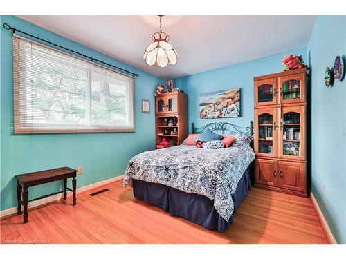 335 Carey Court, Oakville, ON - Indoor Photo Showing Bedroom