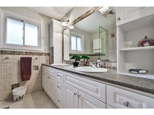 335 Carey Court, Oakville, ON - Indoor Photo Showing Bathroom