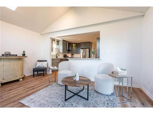 138 Beaverbrook Avenue, Hamilton, ON - Indoor Photo Showing Living Room