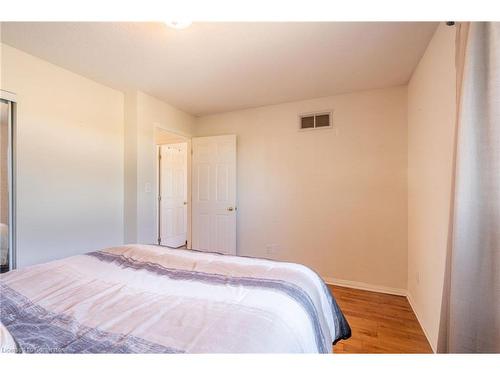 138 Beaverbrook Avenue, Hamilton, ON - Indoor Photo Showing Bedroom