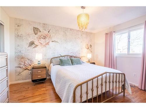 138 Beaverbrook Avenue, Hamilton, ON - Indoor Photo Showing Bedroom