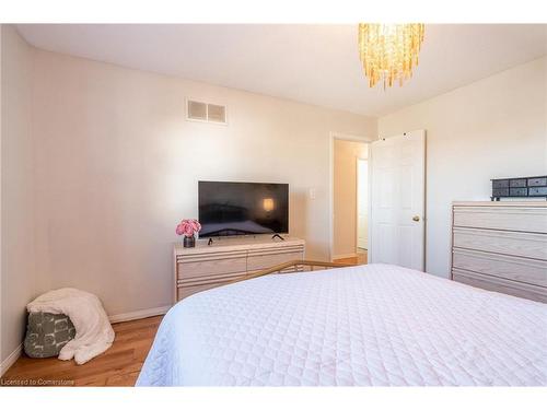 138 Beaverbrook Avenue, Hamilton, ON - Indoor Photo Showing Bedroom