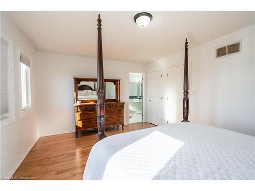 138 Beaverbrook Avenue, Hamilton, ON - Indoor Photo Showing Bedroom