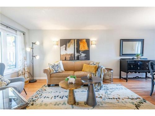 138 Beaverbrook Avenue, Hamilton, ON - Indoor Photo Showing Living Room