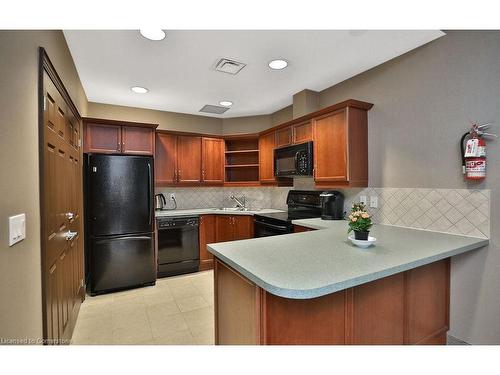 301-1477 Lakeshore Road, Burlington, ON - Indoor Photo Showing Kitchen