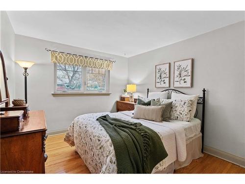 2182 Clarendon Park Drive, Burlington, ON - Indoor Photo Showing Bedroom