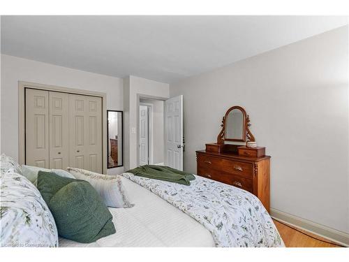 2182 Clarendon Park Drive, Burlington, ON - Indoor Photo Showing Bedroom