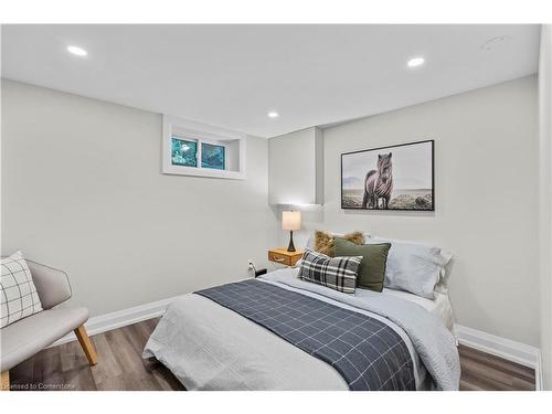 2182 Clarendon Park Drive, Burlington, ON - Indoor Photo Showing Bedroom