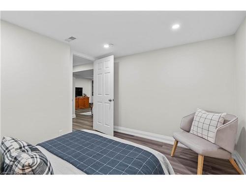 2182 Clarendon Park Drive, Burlington, ON - Indoor Photo Showing Bedroom