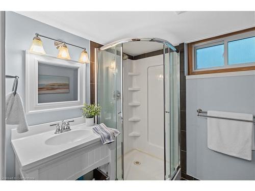 2182 Clarendon Park Drive, Burlington, ON - Indoor Photo Showing Bathroom