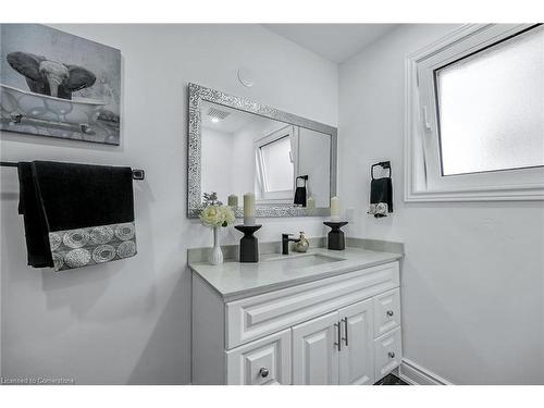 120 Second Road E, Stoney Creek, ON - Indoor Photo Showing Bathroom