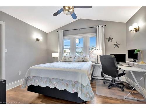 131 Arkell Street, Hamilton, ON - Indoor Photo Showing Bedroom