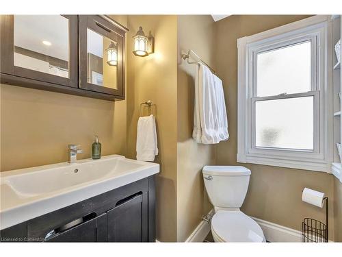 131 Arkell Street, Hamilton, ON - Indoor Photo Showing Bathroom