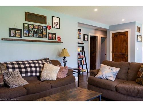 213 Concession 4 Road W, Hamilton, ON - Indoor Photo Showing Living Room