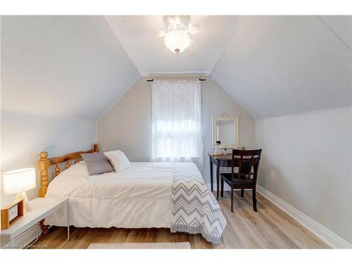 98 Cope Street, Hamilton, ON - Indoor Photo Showing Bedroom